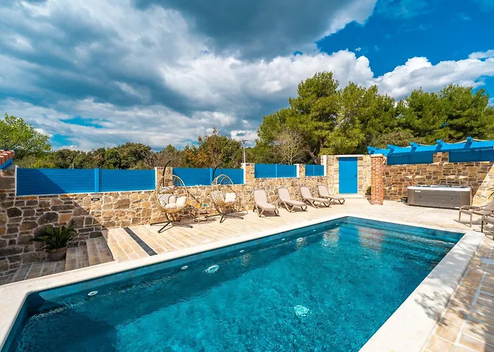 Casa vacanze Stone House Zara With Jacuzzi