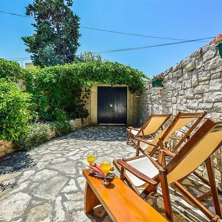 Stone House Zara With Jacuzzi Holiday home *
