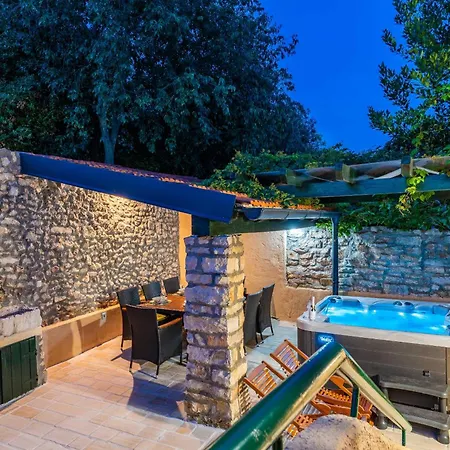 Stone House Zara With Jacuzzi בית נופש *