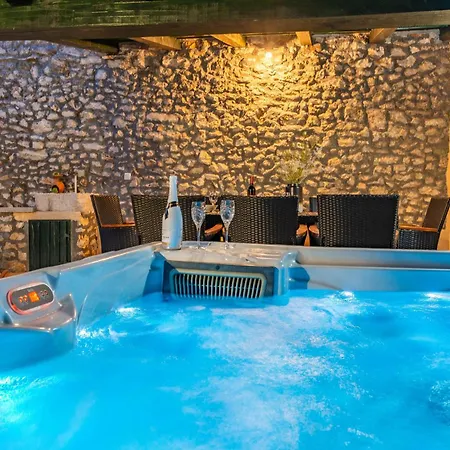 Holiday home Stone House Zara With Jacuzzi