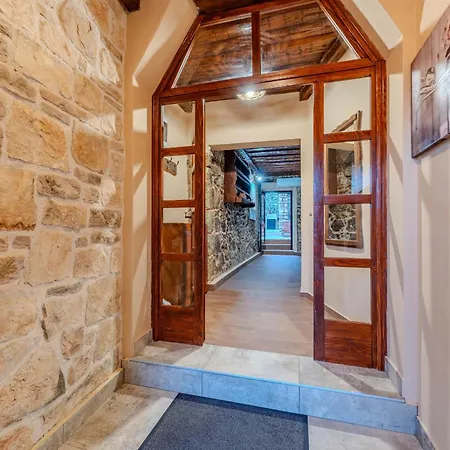 Holiday home Stone House Zara With Jacuzzi