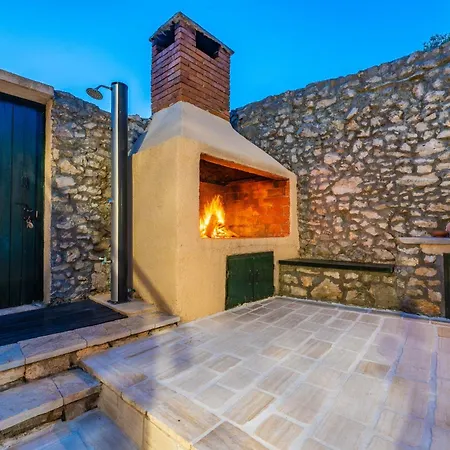 Stone House Zara With Jacuzzi בית נופש