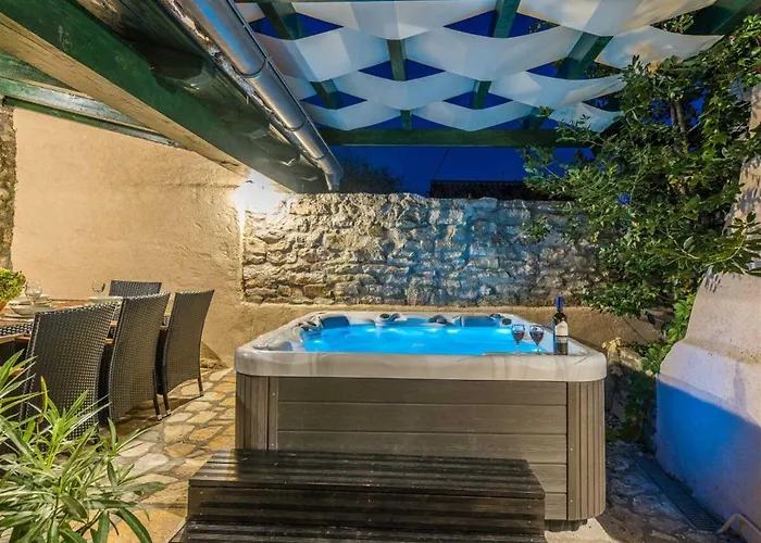 Stone House Zara With Jacuzzi בית נופש *