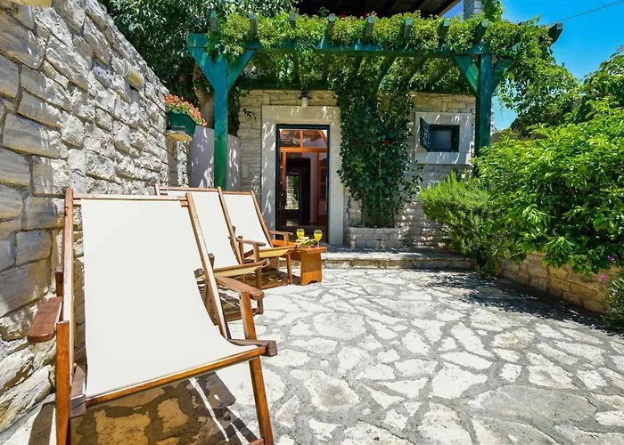 Stone House Zara With Jacuzzi בית נופש *