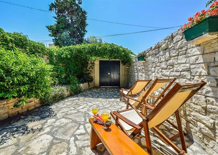 Stone House Zara With Jacuzzi בית נופש *