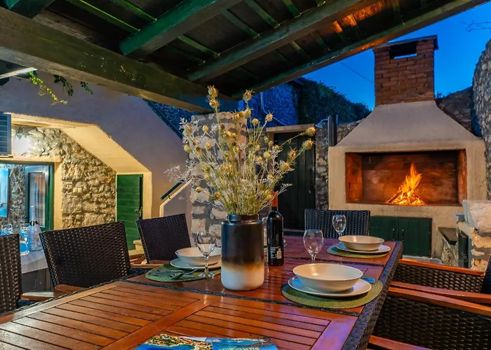בית נופש Stone House Zara With Jacuzzi Sukošan
