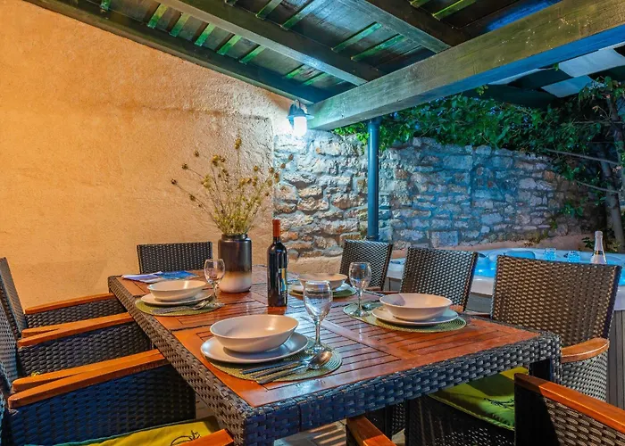 Stone House Zara With Jacuzzi בית נופש Sukošan