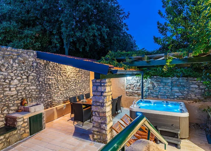 Stone House Zara With Jacuzzi בית נופש *