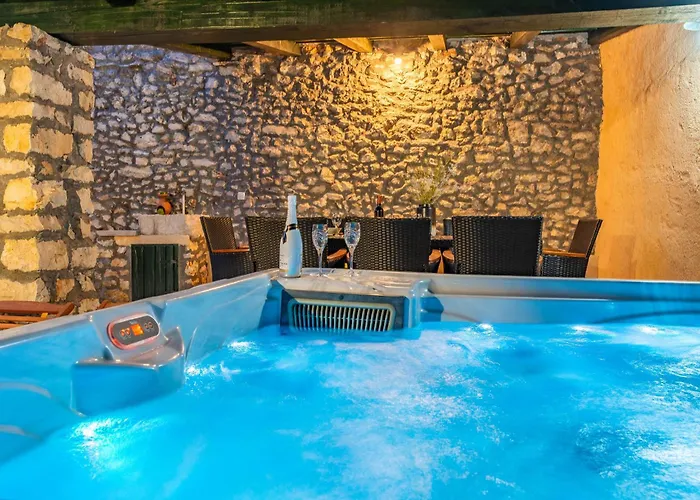 בית נופש Stone House Zara With Jacuzzi