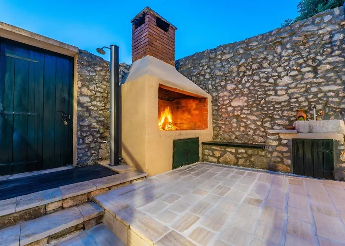 Stone House Zara With Jacuzzi בית נופש